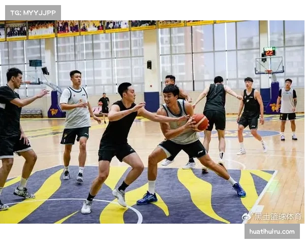 广东男篮全运热身赛爆发冲突 周鹏挥拳击倒对手引发混乱